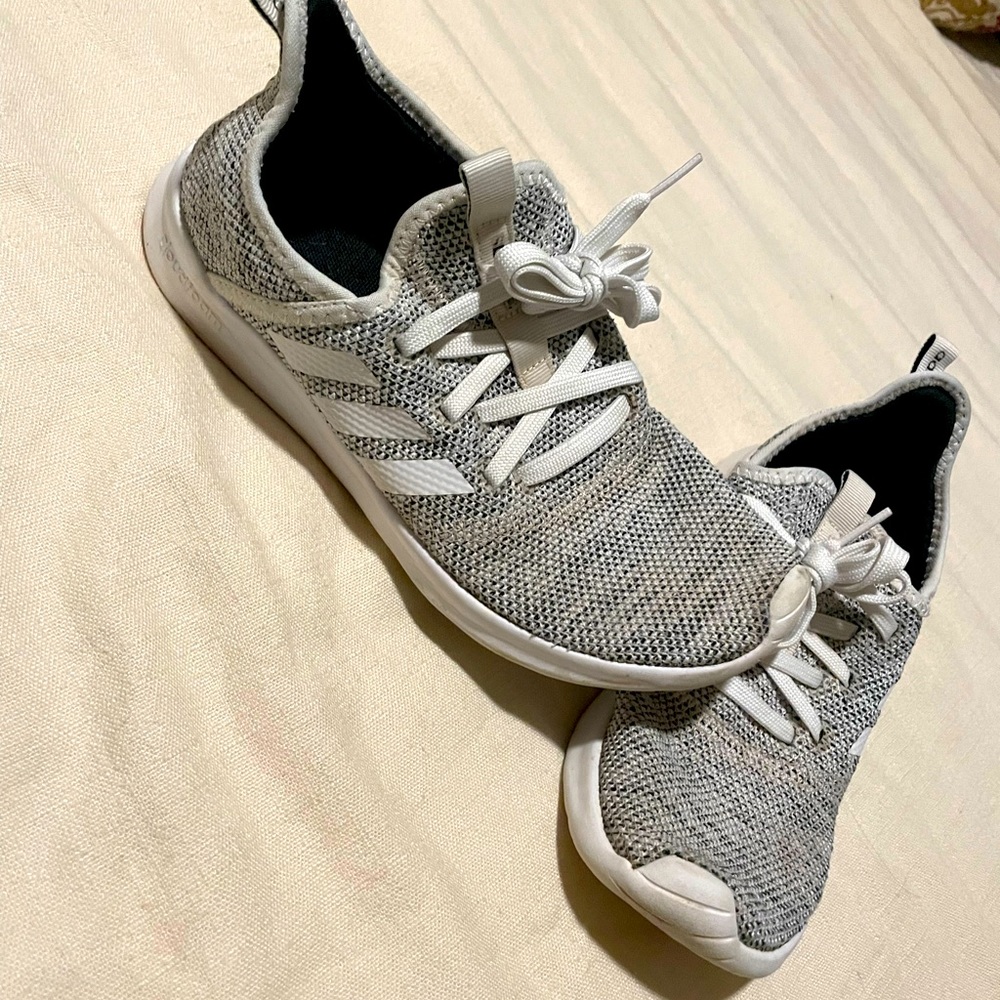Size 7 tennis shoes